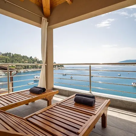 Seafront 2-bedroom Nika -