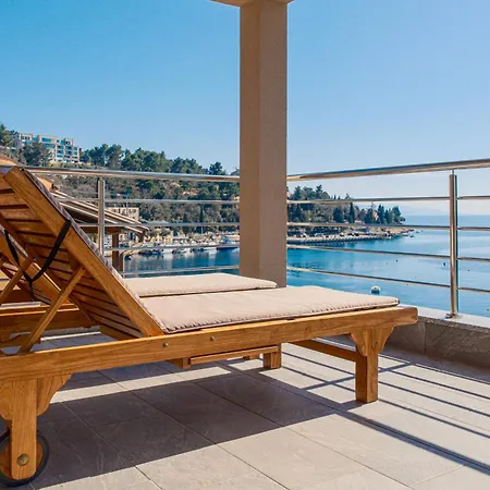 Seafront 2-bedroom Nika - Apartment *