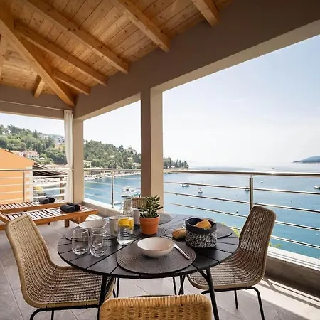 Seafront 2-bedroom Nika - Apartment