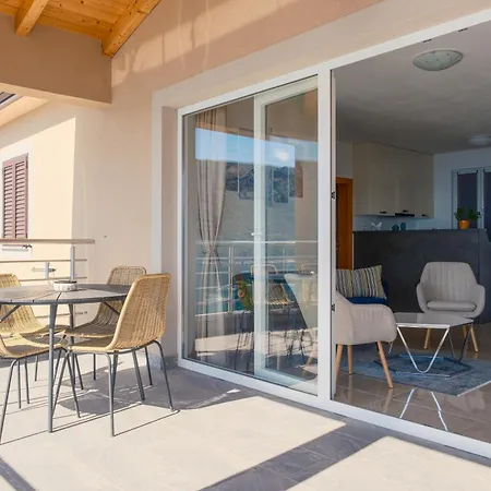 Seafront 2-bedroom Nika -