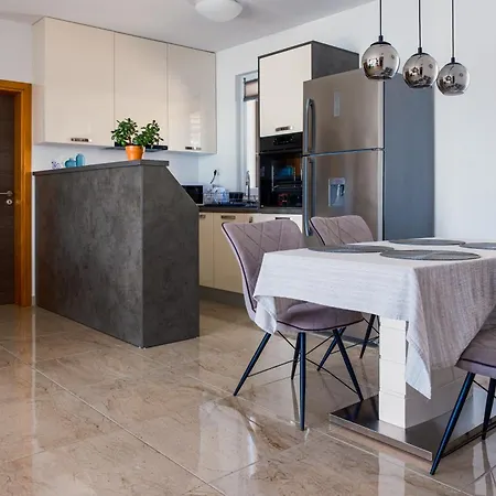 Apartment Seafront 2-bedroom Nika -